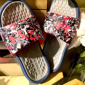 Under Armour ~ Girl’s Slides ~ Size 3Y